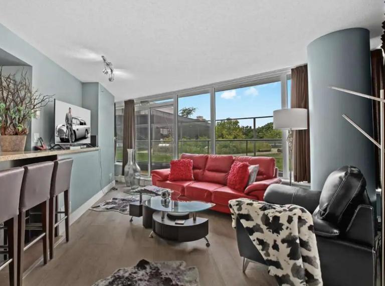 Chic Spacious Downtown Condo - B&B Vancouver