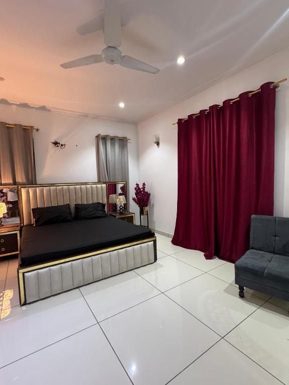 Luxurious Home DHA - Ferienwohnung Karatschi