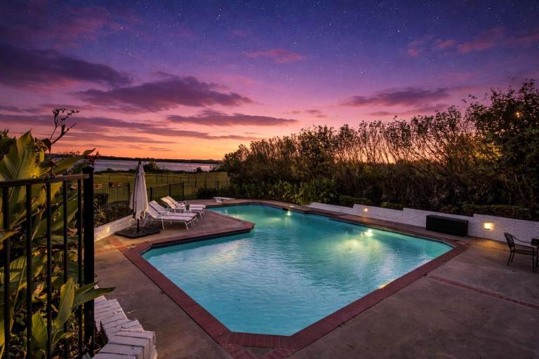 Lakefront Luxe 6BR 4,5BA Holiday Home with Pool & Hot Tub - Chambres d'hôtes Rowlett