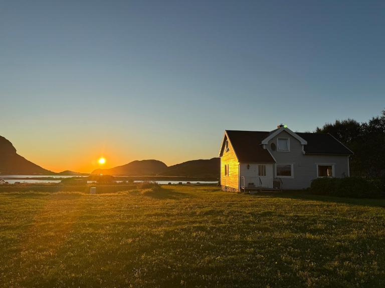 Cozy older house in the middle of Lofoten - B&B Leknes