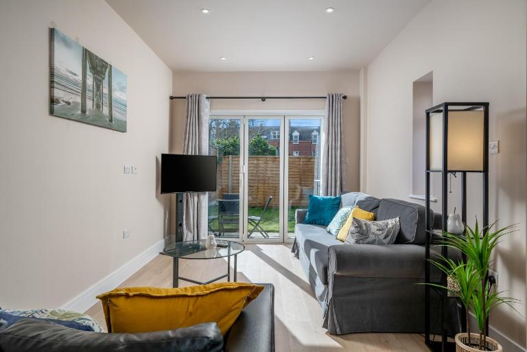Spacious 4 Bed House in London Barnet, Minutes Walk to Tube Station With Parking - B&B Finchley