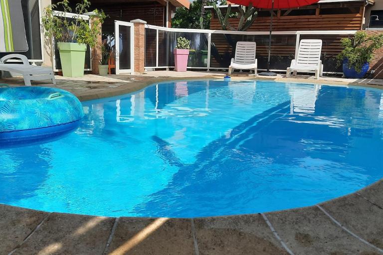 Les Pierres à Chaux pieds dans l eau avec piscine - Chambres d'hôtes Saint-Pierre