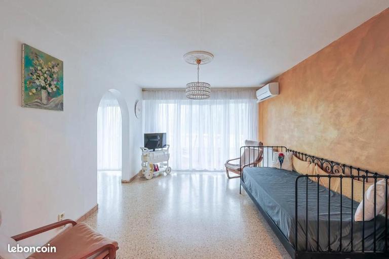 Appartement spacieux et lumineux, terrasse, parking, proche commodités - B&B Tolone