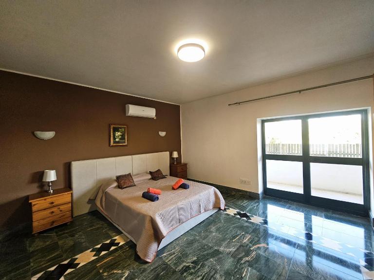 Peaceful Swieqi Room its Steps from Paceville Buzz - B&B San Pawl il-Baħar