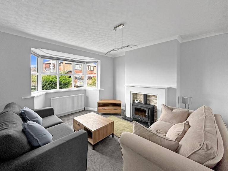 Modern Contractor House - Lockable Gated Parking - Chambres d'hôtes Kiveton Park