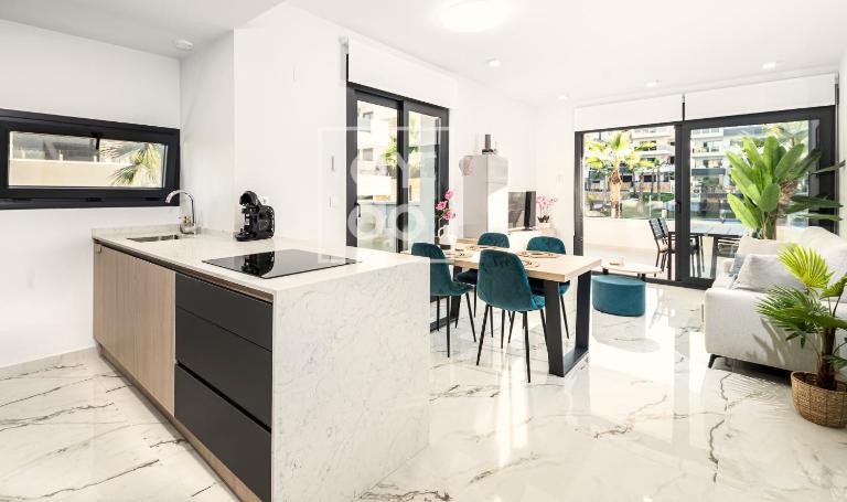 Orihuela Poolside Retreat, High-end apt, Pool views - by OYOOSTAYS - B&B Orihuela Costa