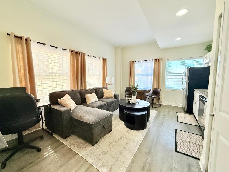 Urban Oasis with City Views and Dedicated Workspace - Bed and Breakfast Indianapolis