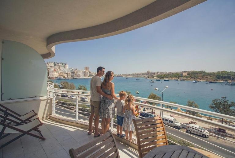 The Strand Waterfront Apartment with 3 Bedrooms, 4 Bathrooms, Private Garage - B&B Sliema