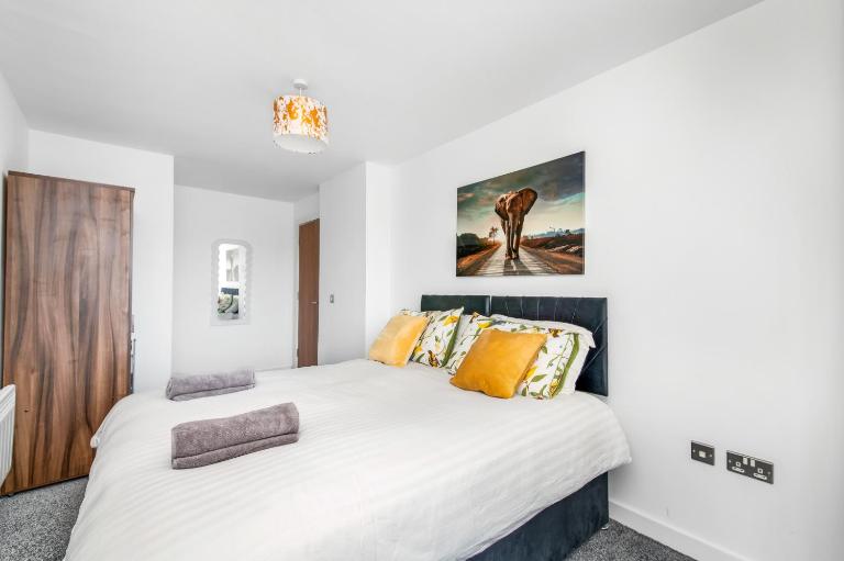 Cozy Leeds City Centre Apartment - Ideal for Long Stays & Contractors - Balcony - Sleeps 4 - FREE WiFi - Bed and Breakfast Leeds