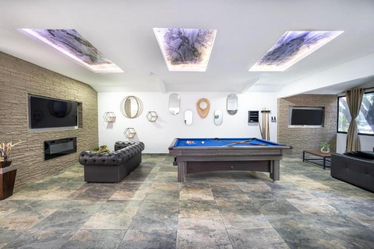 Provenza! Golden Jacuzzi - 5BR only 1 Block from lleras - Ferienwohnung Medellín