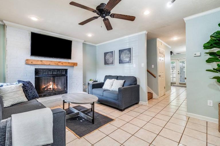 LalaLand -2 masters, King Bed, Comfort & Location! - B&B Lafayette