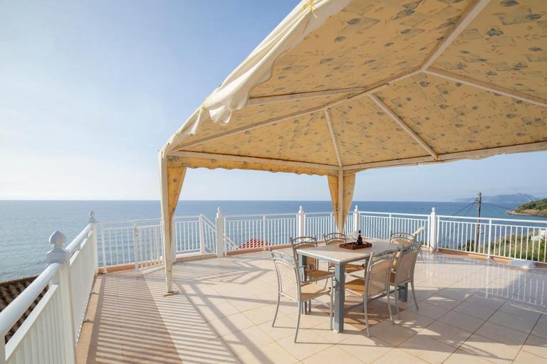 Seafront Apartment with Panoramic Rooftop Terrace - B&B Paramónas