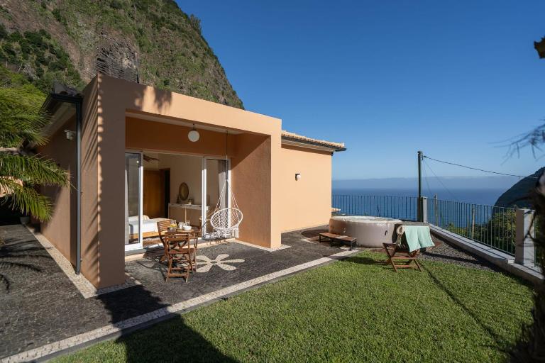 Casa da Fajã do Amo Sea view and Jacuzzi - B&B São Vicente