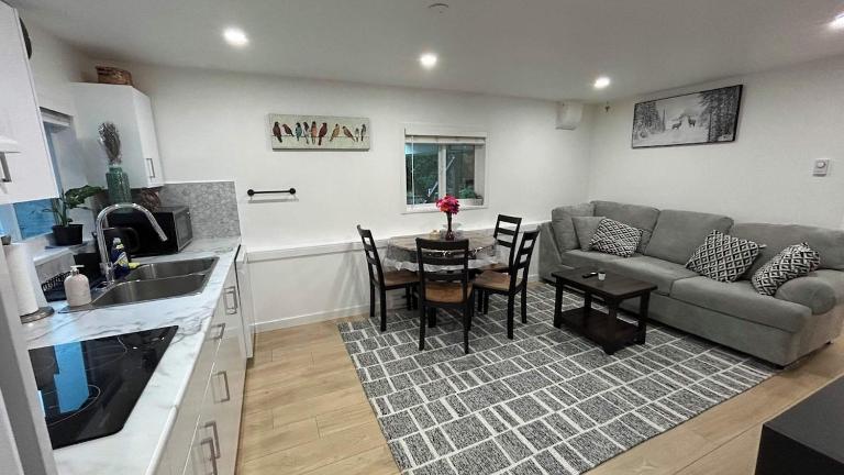 2BR Garden Suite- Private Yard & EV Charger near Grouse Mountain & Trails - Chambres d'hôtes North Vancouver