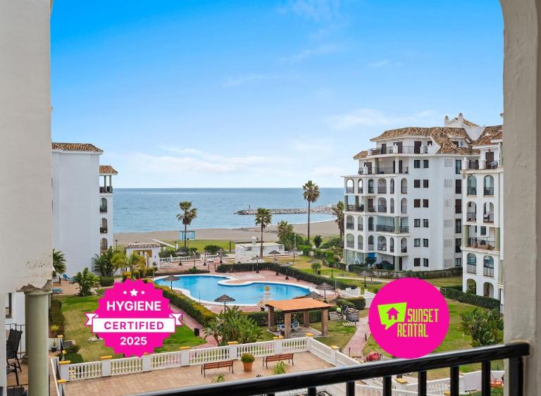 Bright apartment next to the beach - B&B La Duquesa