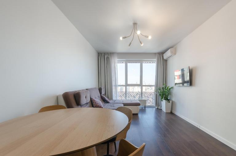 16-77b Kvartet, Vasyl Lypkivskyi 16b, Kyiv, railway station, metro nearby, stunning city view, Petrovdom Apartment - B&B Kyiv