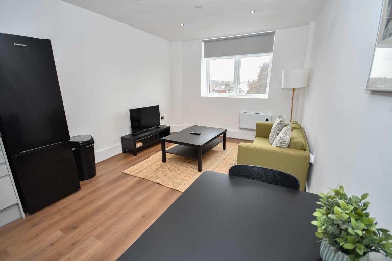 Modern 1 Bedroom Apartment in Morley with Parking - B&B Leeds