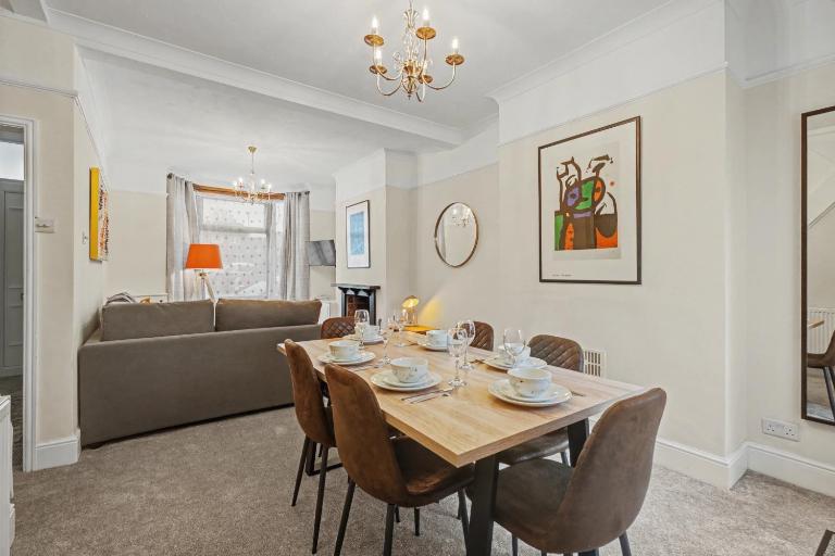 Countess House Northampton - 2-Bed House with Free Parking & Private Garden - Sleeps 6 - Bed and Breakfast Northampton