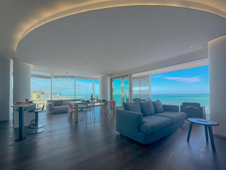 Luxury Seafront Apartment, Parking and Beach by Host Hero - Chambres d'hôtes Civitanova Marche