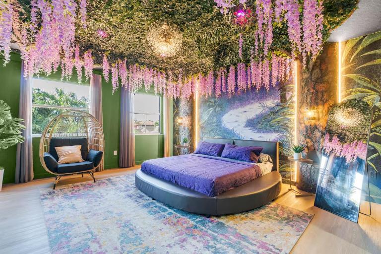 Themed Glow Villa - 4K Cinema - Heated Pool & Spa - Lake - Sleeps 12 - B&B Hammocks