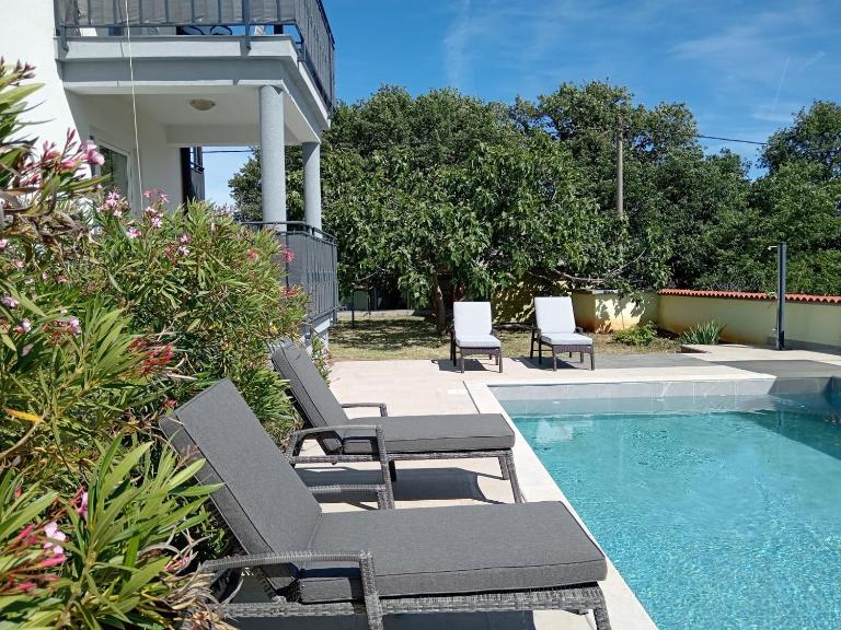 Apolo Apartments - Pool & Garden Retreat - Chambres d'hôtes Pula