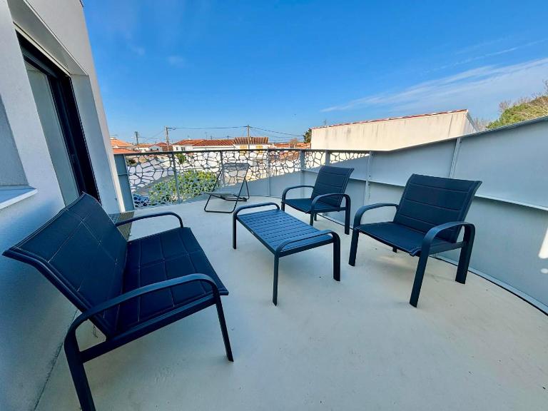 Appartement cosy côté cour, accès plage, piscine, balcon, parking, animaux admis, La Tranche-sur-Mer - FR-1-194-228 - B&B La Tranche-sur-Mer