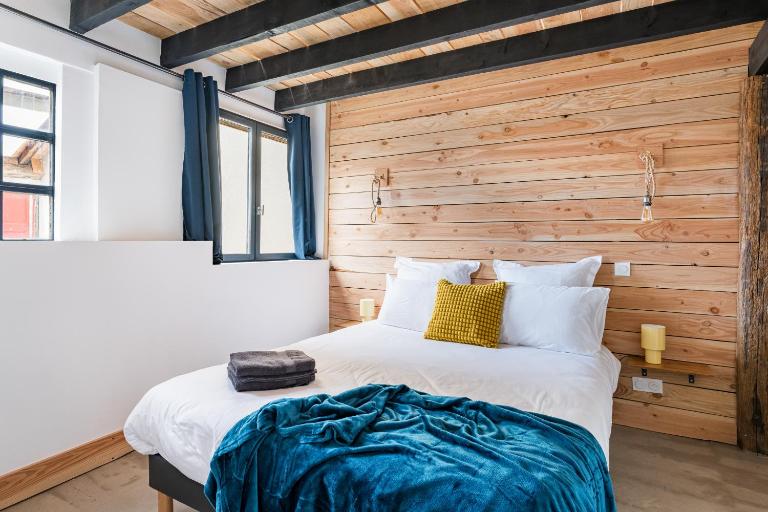 Chambre de caractère balnéo duo & vue toits - B&B Charlieu