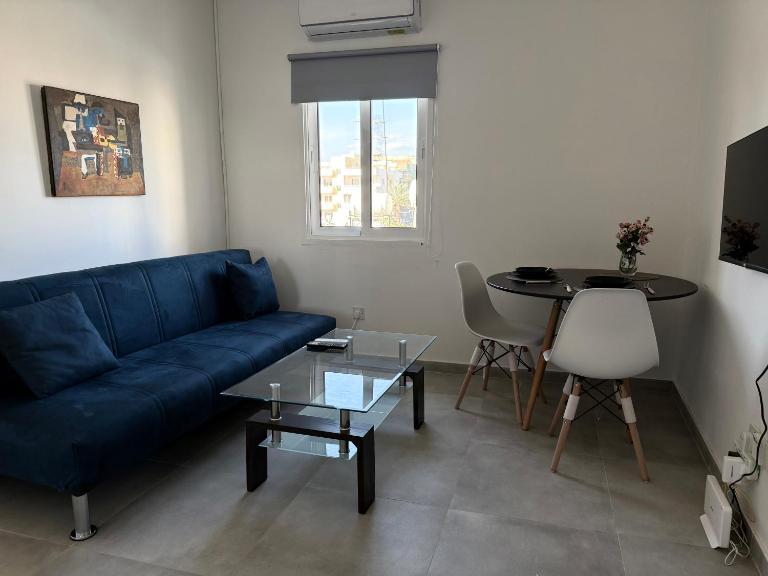 Modern City Stay - Renovated Apartment near Finikoudes Beach - B&B Larnaca