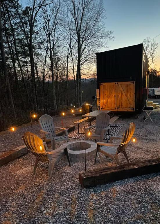 Mountain Top Tiny House by Beyond Expectations - Chambres d'hôtes Waldens Creek