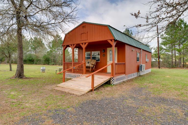 Plantersville Cabin on 50 Acres w/ Pond & Fire Pit - Ferienwohnung Magnolia