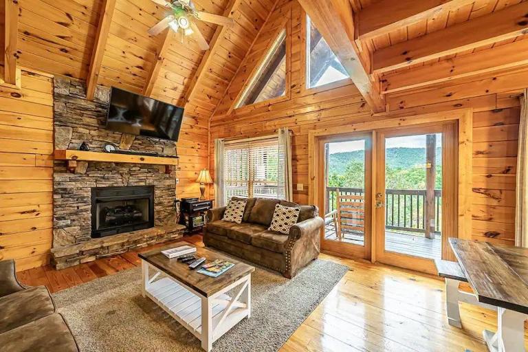 Joes Place by Beyond Expectations w Hot Tub - Chambres d'hôtes Pigeon Forge