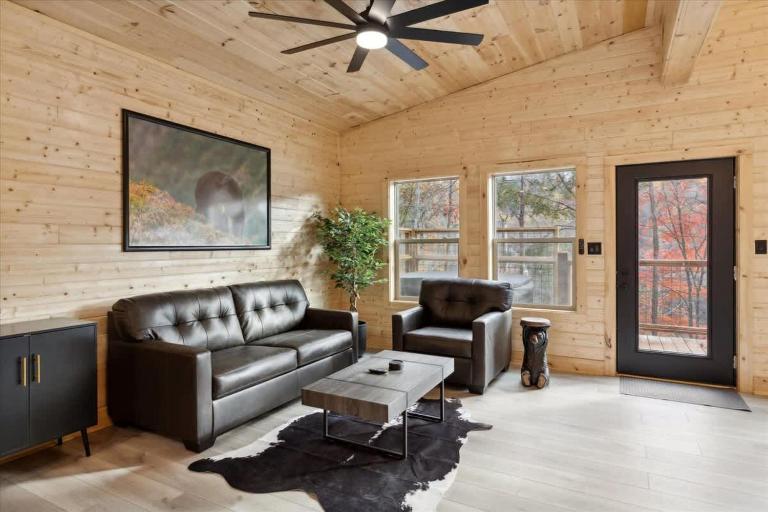 Green & Black Bear Cabins By Beyond Expectations - B&B Sevierville
