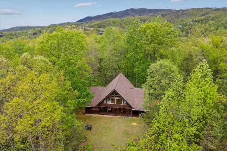 Looky Yonder by Beyond Expectations w Hot Tub - B&B Gatlinburg