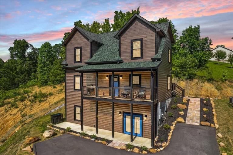 Villa De Luxe by Beyond Expectations w Pool - Bed and Breakfast Pigeon Forge
