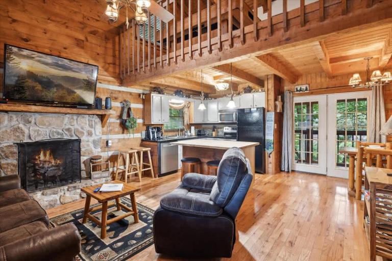 Cabin Fever by Beyond Expectations w Hot Tub - Bed and Breakfast Gatlinburg