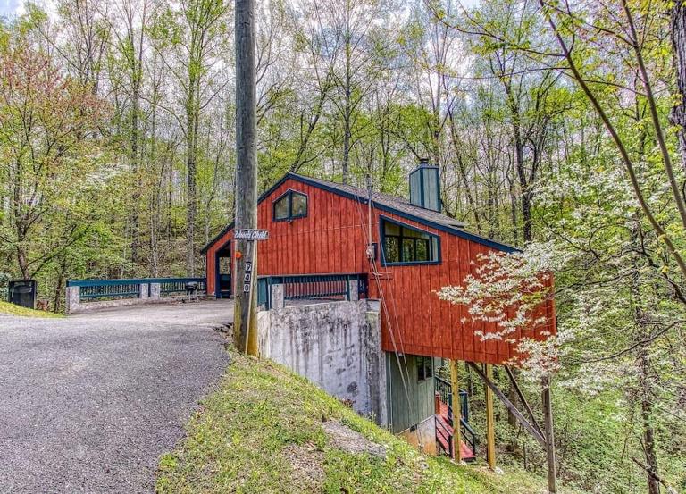 Woods Child Cabin by Beyond Expectation w Hot Tub - Bed and Breakfast Gatlinburg