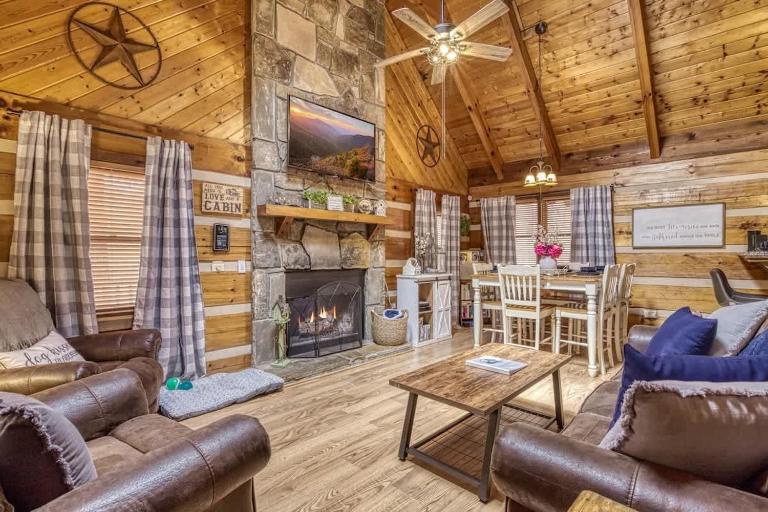 Laceys Place by Beyond Expectations w Hot Tub - B&B Sevierville