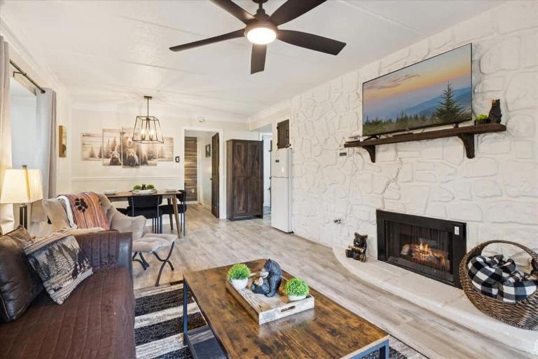 Baskins Creek II by Beyond Expectations w Balcony - Bed and Breakfast Gatlinburg