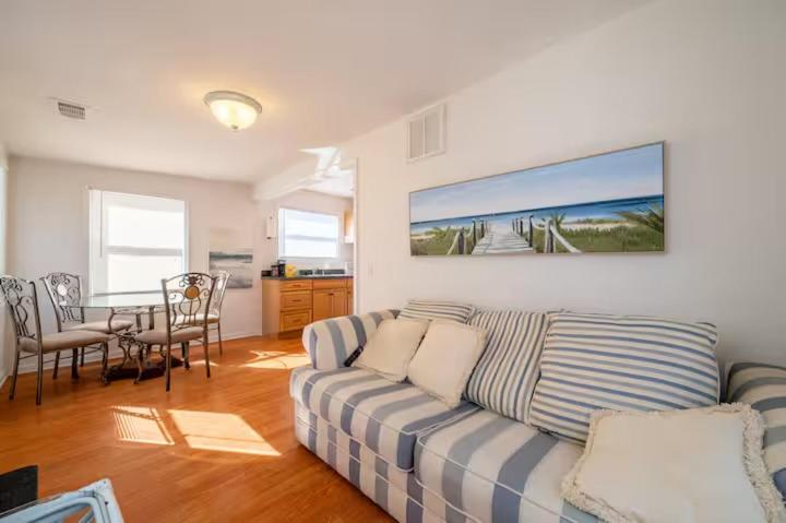 Beachside 1 Bedroom Retreat 5 Min Walk to Ocean 2 Beach Badges - Chambres d'hôtes Seaside Heights