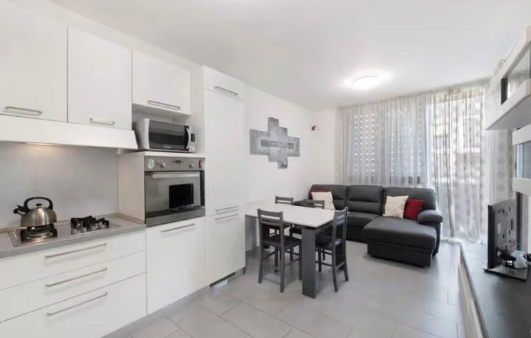 Easy Como Stay con parcheggio gratuito Collegamento con la Svizzera - B&B Como