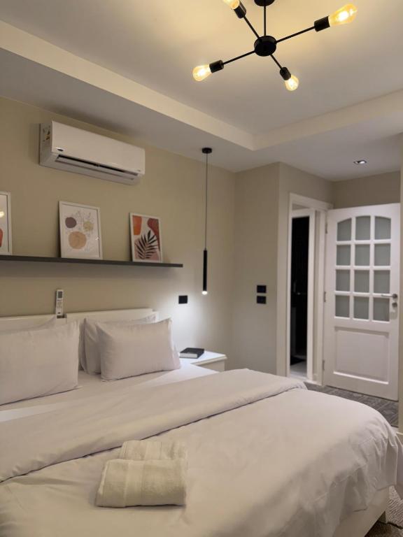 The White Suite - Stylish 2BR Stay in Madianty - Ferienwohnung Madinaty