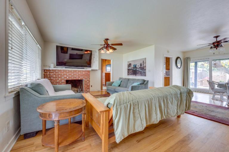 Hot Tub, Patio & Outdoor Games at Visalia Home - B&B Visalia