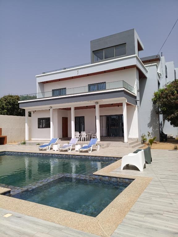 Grande villa avec piscine à Guéréo - Bed and Breakfast Guérèw