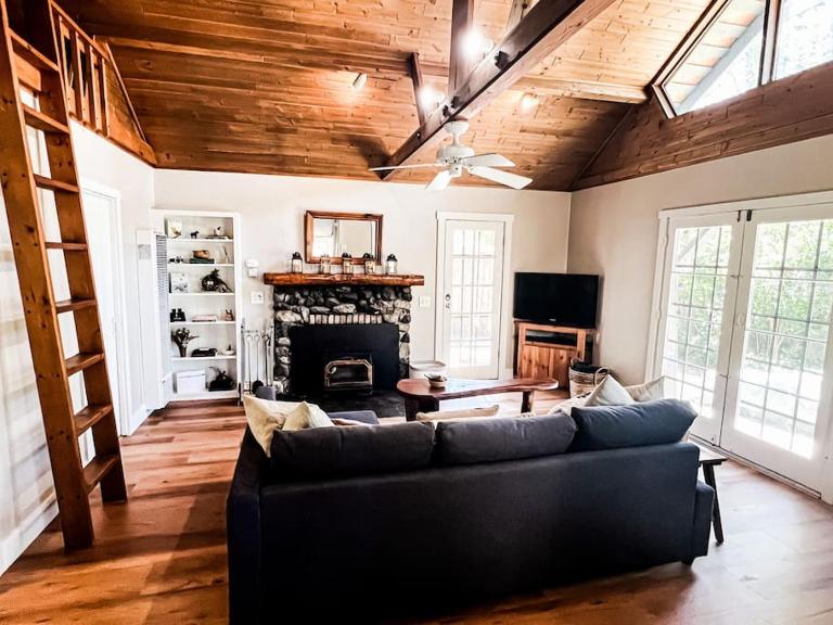 The Nest Serene Sanctuary w Hot Tub Fireplace Grill Hammock Outdoor Fire Feature Fully Fenced Yard AC Pets Ok - Chambres d'hôtes Idyllwild