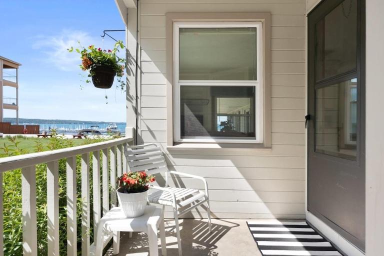 Waters Edge Condo 9 - Renovated Bathroom in 2025! - Bed and Breakfast Traverse City