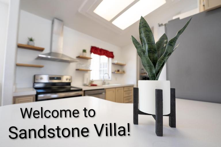 Sandstone Villa - wifi, BBQ, patios - B&B Orderville