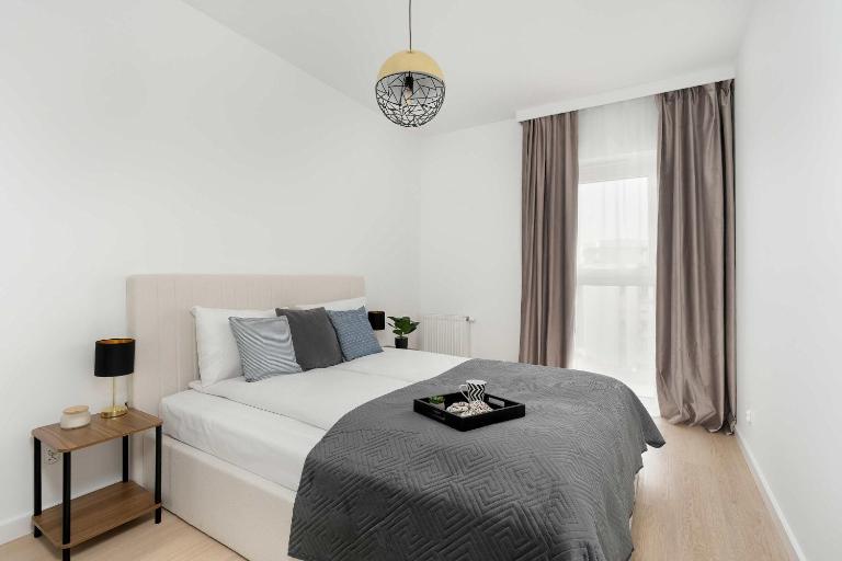Jasny Apartament z Parkingiem i Balkonem by Noclegi Renters - B&B Poznań