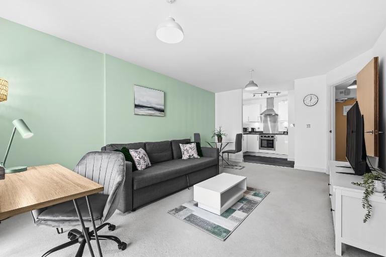 Cotels at The HUB Serviced Apartments Fibre WiFi, Central Location in Vibrant Leisure Quarter, Free Parking - B&B Milton Keynes