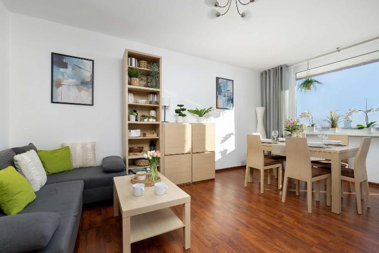 Functional & Cozy Apartment with Balcony and Workspace by Noclegi Renters - B&B Katowice