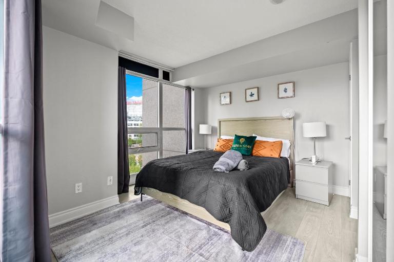 Bright 2 Bedroom Condo with Balcony and Park View in Downtown Toronto - B&B Toronto